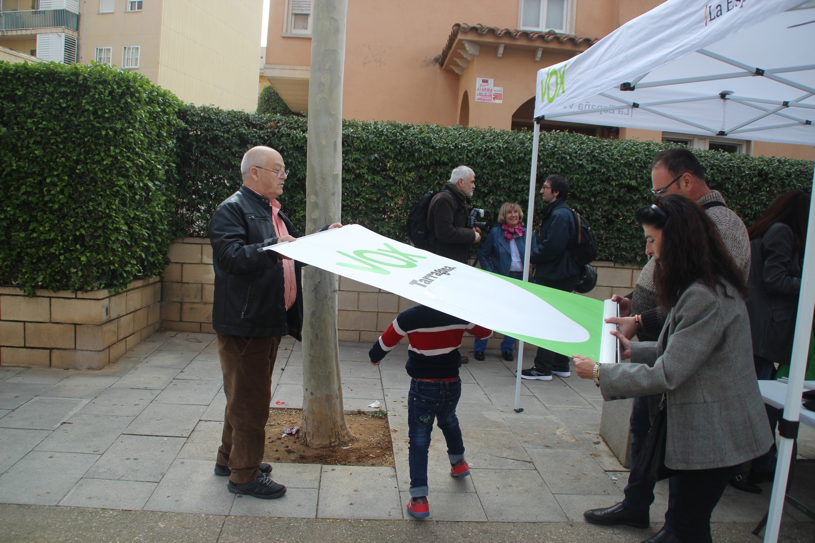 FOTOGRAFÍA. VILA-SECA (TARRAGONA) ESPAÑA, 15.02.2020. Ignacio Garriga visita el bastión de VOX en Cataluña, Vila-seca. Ñ Pueblo (11)