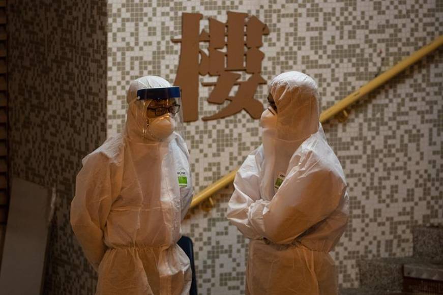 FOTOGRAFÍA.HONG KON (CHINA), 11.02.2020. Trabajadores de la salud con batas protectoras frente a la casa Hong Mei en Hong Kong (China), el 11 de febrero de 2020. Efe