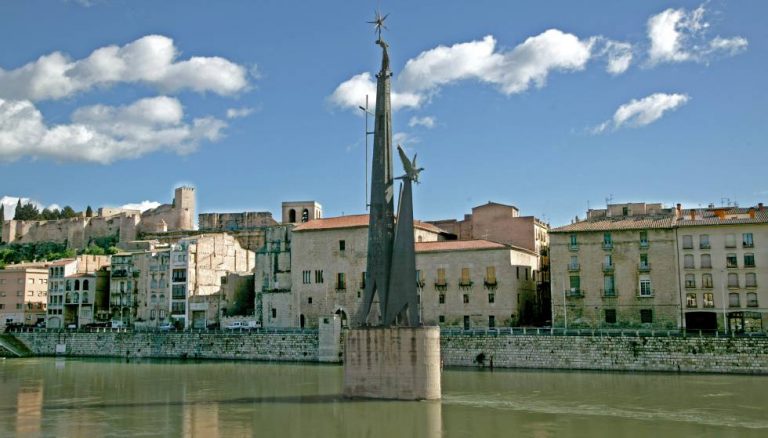 VOX defiende al monolito de Tortosa, «tributo póstumo a los caídos» de los dos bandos