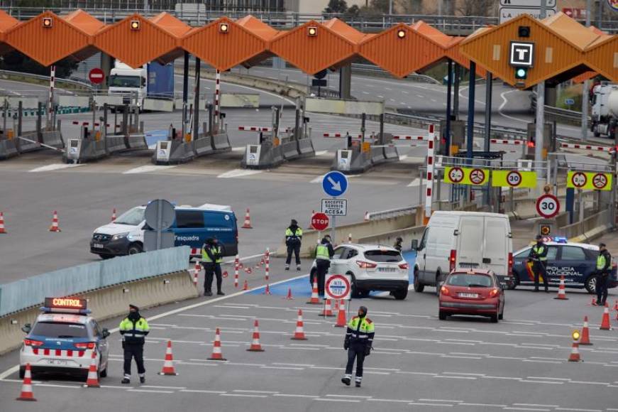 FOTOGRAFÍA LA JUNQUERA (GERONA) ESPAÑA, 17.03.2020. Agentes de Policía Nacional y Mossos d'Esquadra filtran desde esta pasada medianoche la entrada a territorio español. Efe