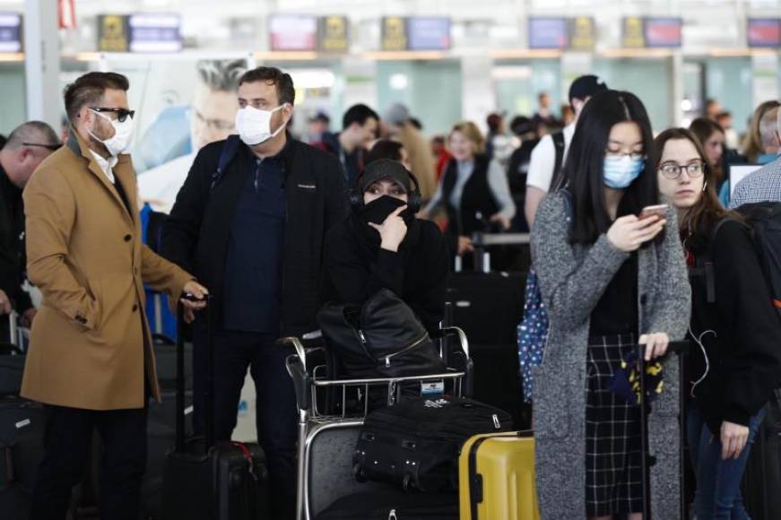 FOTOGRAFÍA. AEROPUERTO DE EL PRAT (BARCELONA) ESPAÑA, 13.03.2020. Several travelers wait in a queue in front of check-in desks at El Prat-Barcelona Airport, in Barcelona. Efe