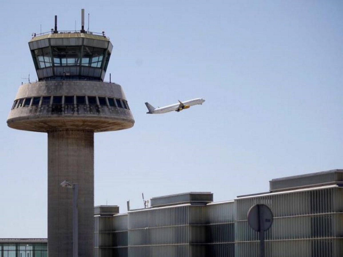 FOTOGRAFÍA. AEROPUERTO EL PRAT 8BARCELONA) ESPAÑA, MARZO 2020. Un avión despega de terminal 1 del aeropuerto de El Prat. Efe