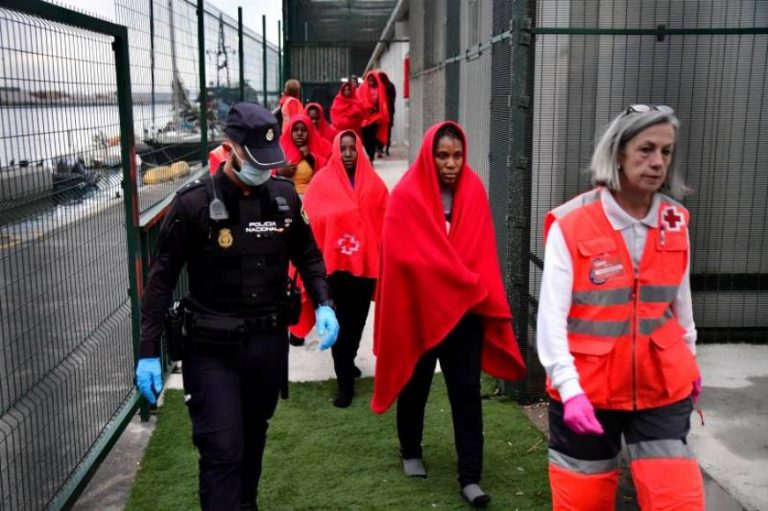 Primer contagio por COVID 19 de Policía Nacional tras «contacto con inmigrante llegado en patera a Almería»
