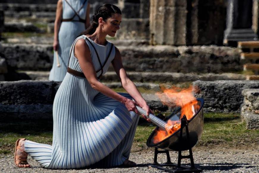 FOTOGRAFÍA. ATENAS (GRECIA), 12.03.2020. La llama olímpica se encendió este jueves en las ruinas de Olimpia, en la tradicional ceremonia que entrega la antorcha al primer portador. Efe