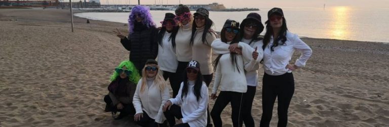 Mujeres antifeminismo cantan: «El comunismo es opresor, injusto y acosador»