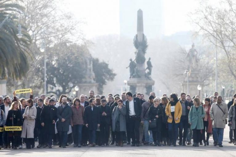La Mesa del Parlamento de Cataluña rechaza suspender a Jové y Salvadó 