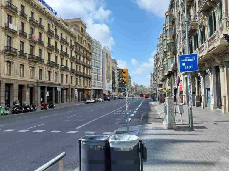 FOTOGRAFÍA. BARCELONA (ESPAÑA), 15 de marzo de 2020. Estiman la demanda contra la "reurbanización" de Vía Laietana.- Primer día del estado de alarma en Cataluña y resto de España por la pandemia del COVID. Las calles del centro de Barcelona y plazas importantes de la ciudad condal Plaza de Cataluña, Vía Layetana de Barcelona, etc. y el metro de Barcelona, entre otras zonas, están vacías, como muestran las imágenes. Lasvocesdelpueblo (Ñ Pueblo)
