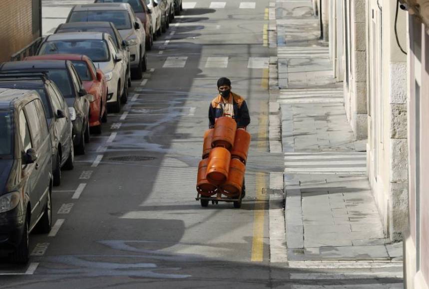 FOTOGRAFÍA. BARCELONA (ESPAÑA), 21.03.2020. Un repartidor de bombonas de butano, recorre una calle desierta del barrio de la Barceloneta de Barcelona en busca de posibles clientes. Efe