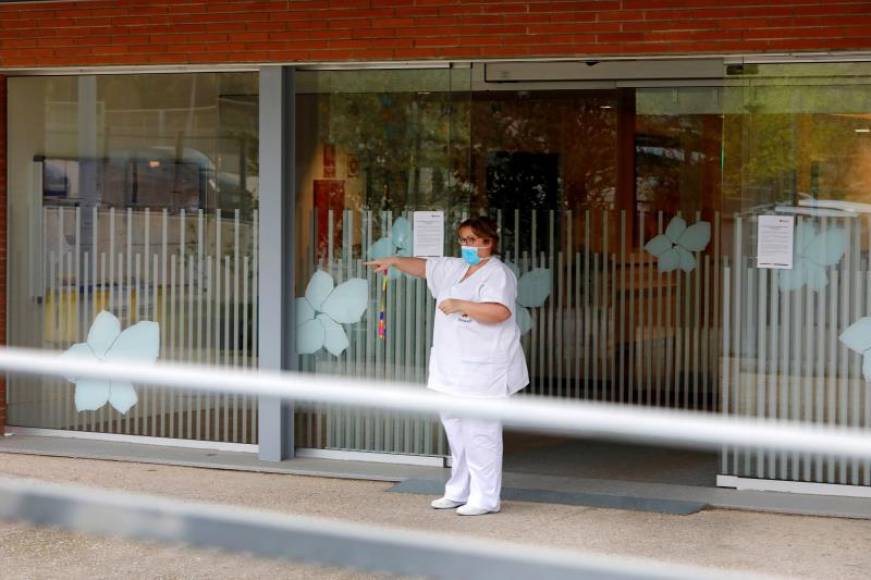 FOTOGRAFÍA. BARCELONA (ESPAÑA) 24.03.2020. Una mujer de la residencia Amavir de Vilanova del Camí (Barcelona), el brote de coronavirus. Efe