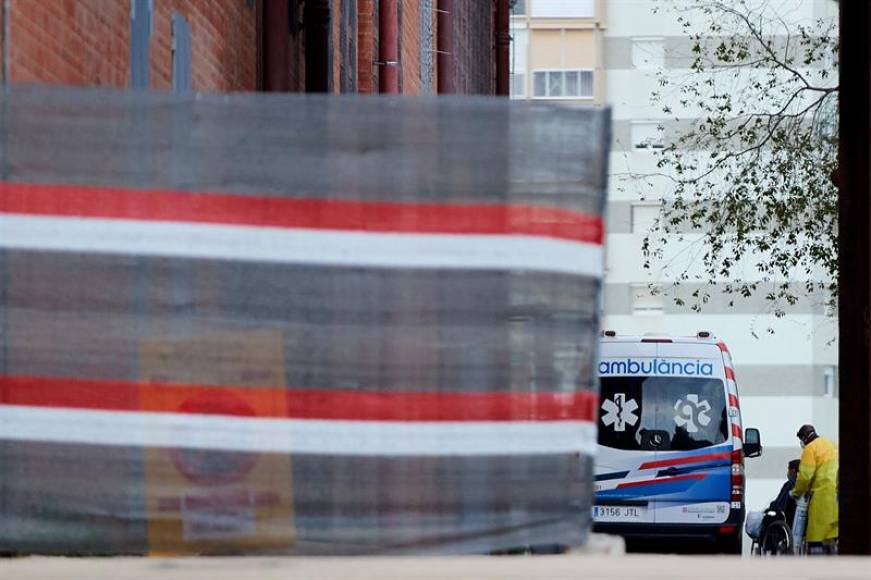 FOTOGRAFÍA. BARCELONA (ESPAÑA), 30.03.2020. Una ambulancia a su llegada al pabellón deportivo de la Vall d'Hebron, en Barcelona. Efe