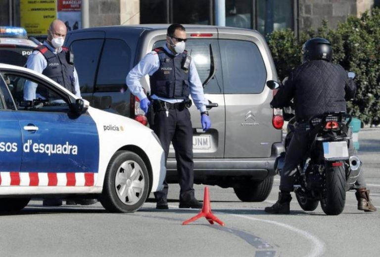 44 mozos y policías locales dan positivo por coronavirus y 1.432 asilados en Cataluña