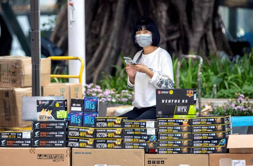 FOTOGRAFÍA. CHINA, 14.03.2020. Una mujer en su tienda en el famoso Mercado de Electrónica de Shenzhen, China. Los nuevos casos de contagio del coronavirus en China. Efe
