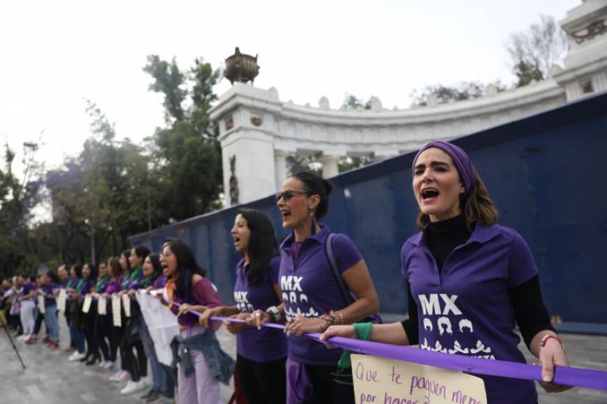 FOTOGRAFÍA. CIUDAD DE MÉXICO (MÉXICO), 07.03.2020. Decenas de mujeres participan en la formación de una cadena humana contra la violencia de género este sábado. Efe