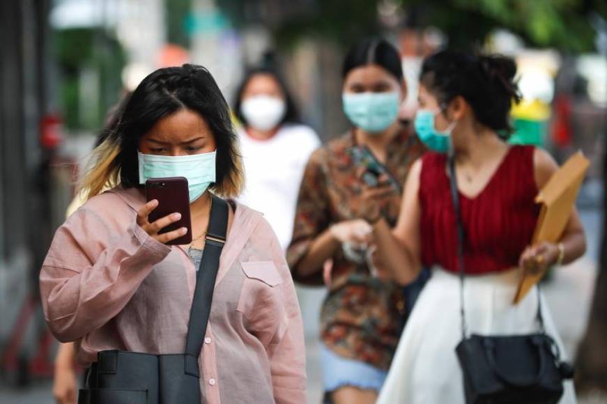 FOTOGRAFÍA. COREA DEL SUR, 05.03.2020. Vista de un grupo de ciudadanos coreanos del sur hoy en el según país, después de China, más castigado por el Coronavirus.Efe
