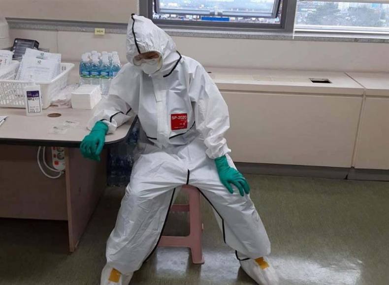 FOTOGRAFÍA. COREA DEL SUR. 14.03.2020. Foto del Servicio de Compensación y Bienestar de los Trabajadores de Corea que muestra a un médico exhausto con traje de protección. Efe