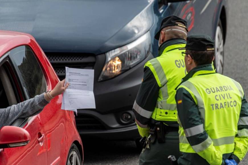 FOTOGRAFÍA. (ESPAÑA), 28.03.2020. Dos agentes de la Guardia Civil en un control de estado de alarma por coronavirus. Efe