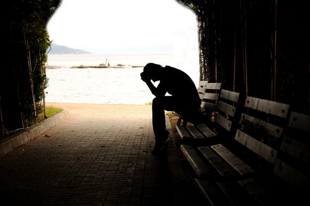 FOTOGRAFÍA. ESPAÑA, AÑO 2020. Vista de una persona sentado en un banco público. Unas 4.000 personas se suicidan cada año en España, una cifra estable. Efe