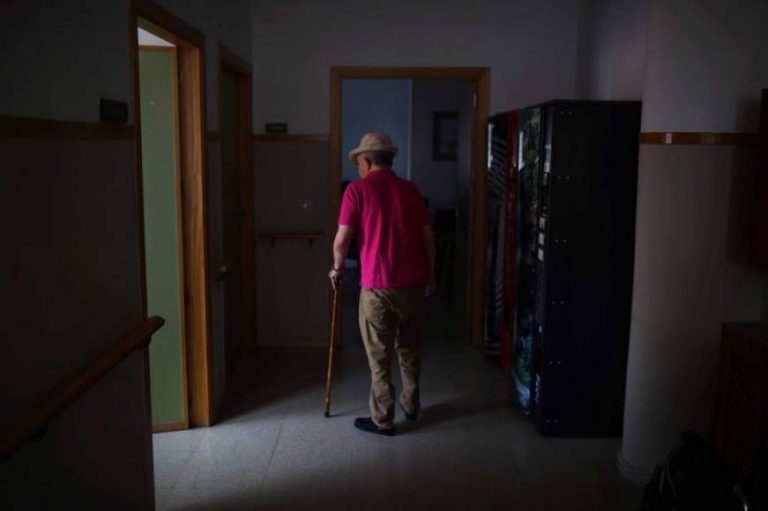 España: Los inmigrantes cuidan a acianos con coronavirus abandonados por sus familias