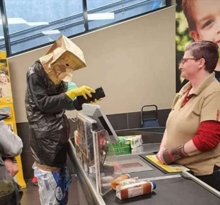 Protección a lo sálvese quien pueda de la gente ante la falta mascarillas en España