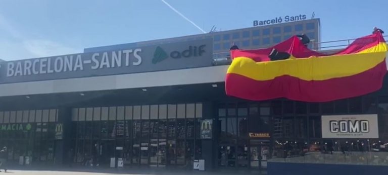Los catalanes despliegan una gigante bandera de España en Sants en homenaje al 11M