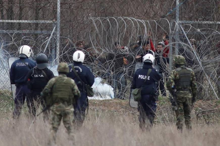 FOTOGRAFÍA. FRONTERA GRECIA-TURQUIA. 04.03.2020. Greek police officers try to hold back migrants who attempt to cross the closed-off Greek-Turkish border in Kastanies, Greece, 04 March. Efe