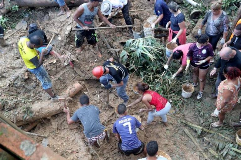 Suben a 21 los muertos por las lluvias en Guarujá (Brasil), entre ellos 3 niños y un bebé