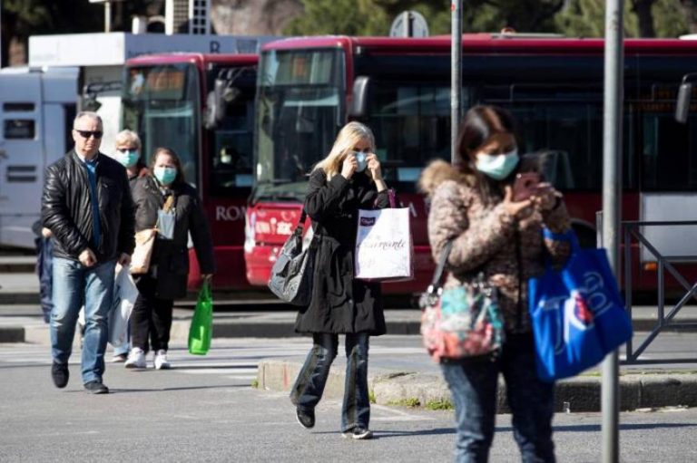 Los fallecidos en Italia por el coronavirus son 827, 196 más en 24 horas