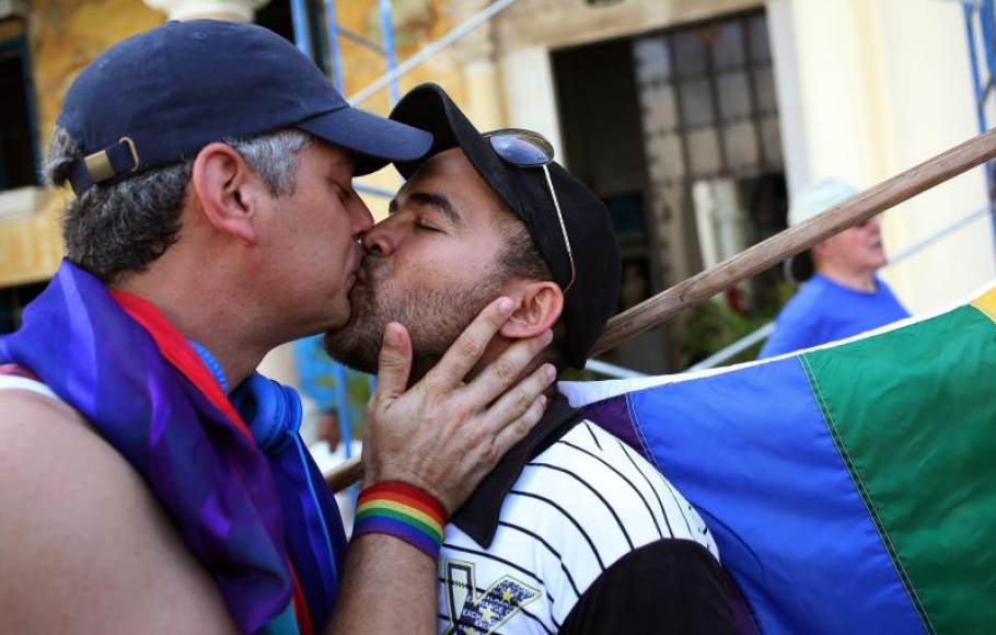 FOTOGRAFÍA. LA HABANA (CUBA), 28.06.2014. Dos hombres se besan hoy, 28.06.2014, en una plaza de La Habana (Cuba), donde unos 30 activistas cubanos, orgullo gay. Efe