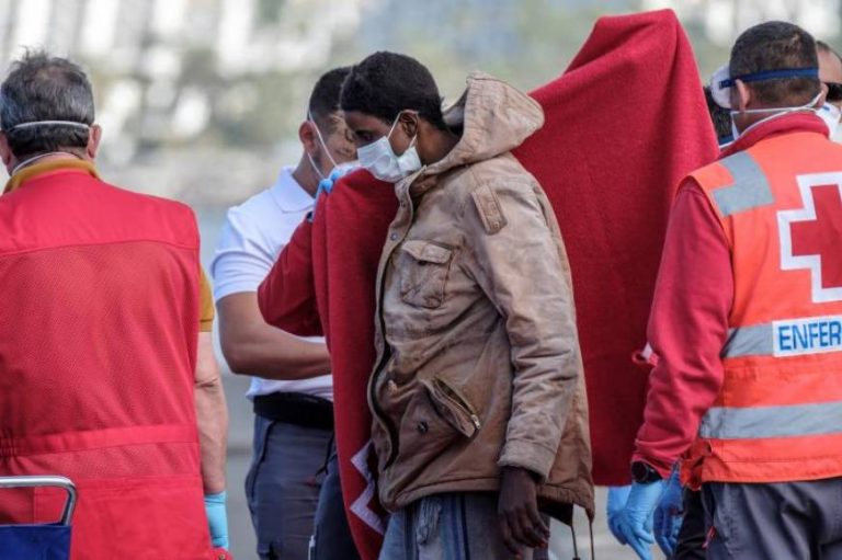 Llega a España un cayuco con 37 inmigrantes, entre ellos 35 varones y e mujeres a bordo