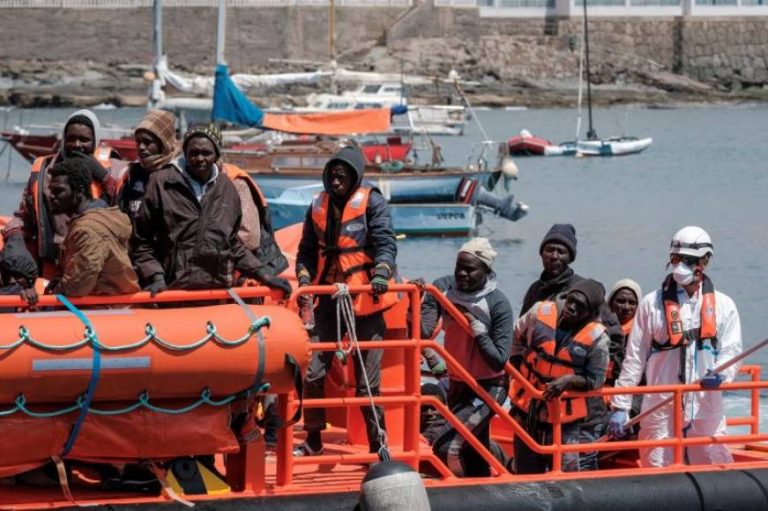 Llegan a España 60 inmigrantes en 2 pateras, entre ellos 19 mujeres, 7 niños y 2 bebés