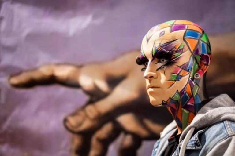 Drag Sethlas (LGTB) invita a comer su fruto prohibido convirtiéndose en serpiente bíblica