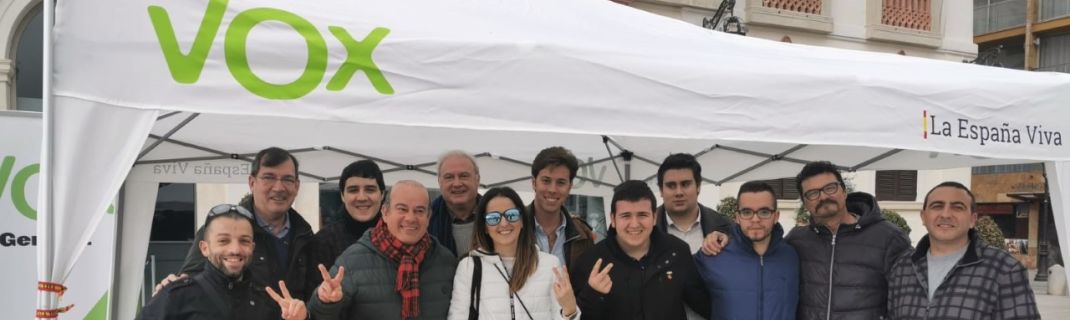 FOTOGRAFÍA. LLORET DE MAR (GERONA) ESPAÑA, 29.02.2020. Ignasi Mulleras Vinzia, Alberto Tarradas Peneque. VOX ha instalado una carpa informativa este sábado en Lloret de Mar (Gerona). Ñ Pueblo (3)