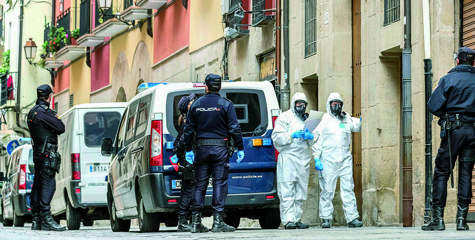 FOTOGRAFÍA. LOGROÑO (ESPAÑA), 10.03.2020. Agentes de la Policía Nacional con trajes NRBQ se disponen a notificar a los vecinos de Marqués el aislamiento domiciliario. Efe