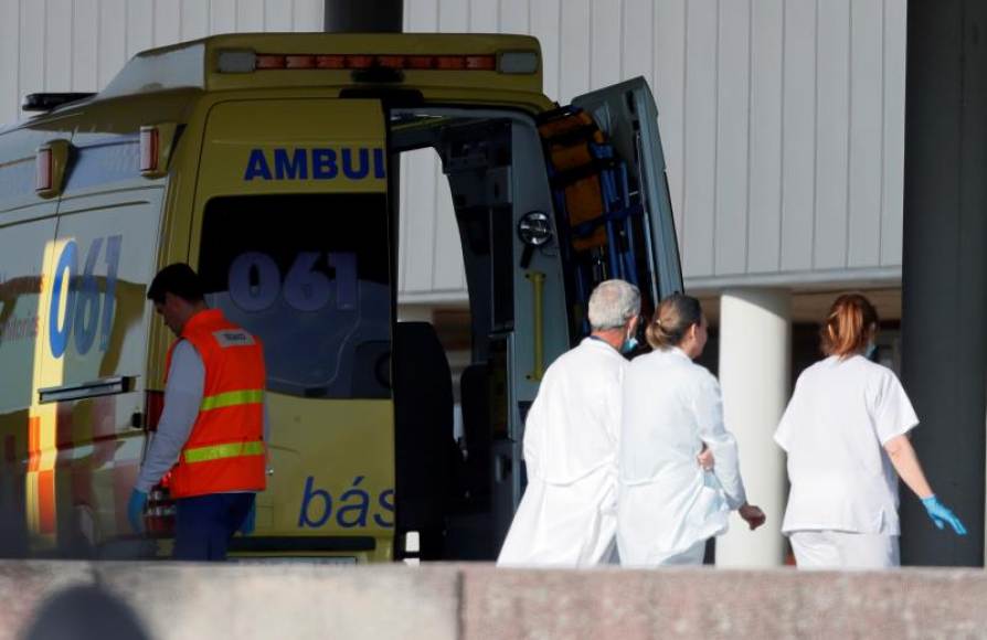 FOTOGRAFÍA. LUGO (ESPAÑA), 29.03.2020. Sanitarios en la zona de urgencias del Hospital Lucus Augusti, en Lugo. Efe