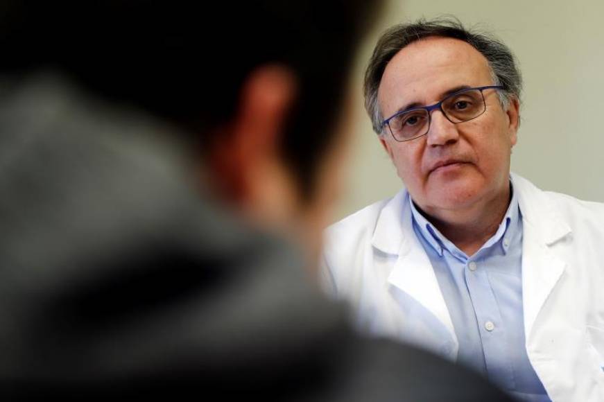 FOTOGRAFÍA. MADRID (ESPAÑA), 01.03.2020. El director del Centro de Atención a Adicciones (CAD), el doctor Pablo Vega (dcha.). Efe