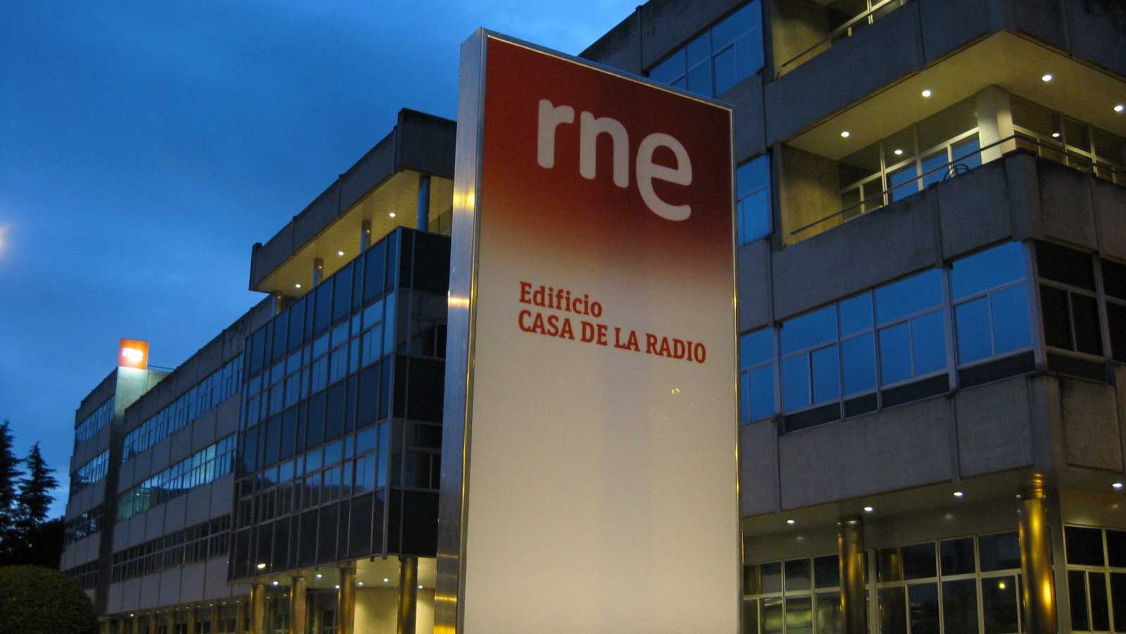 FOTOGRAFÍA. MADRID (ESPAÑA), 02.03.2020. La dirección de Radiotelevisión española (RTVE) con un colaborador con coronavirus. Rtve