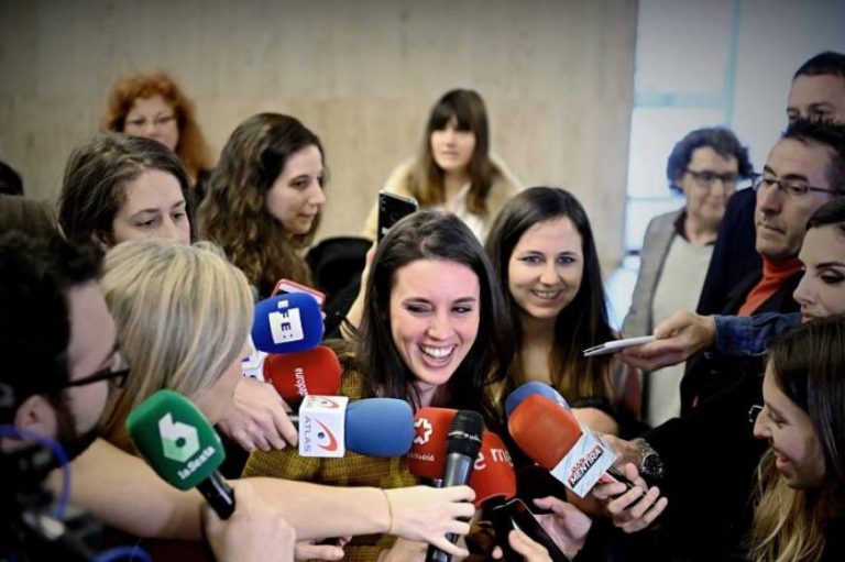 Ministra mujer de Iglesias defiende el lema «Sola y Borracha Quiero Llegar a Casa»