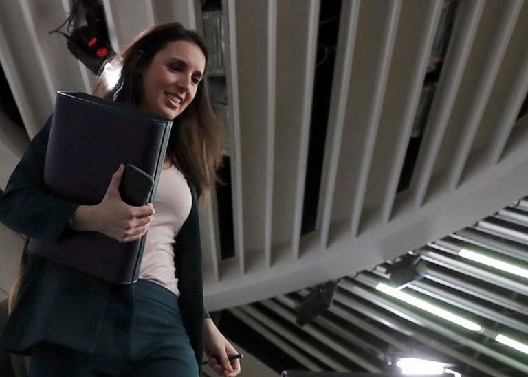 Piden a la ministra Montero «liberar» a las 15 mil policías encerradas por su Equiparación