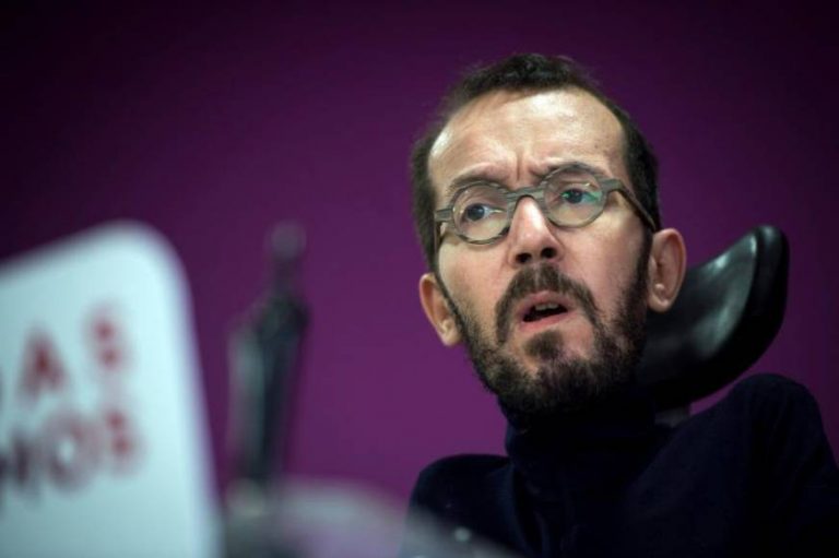 Echenique informa al PSOE y Gobierno que Podemos promoverá e investigará al Rey