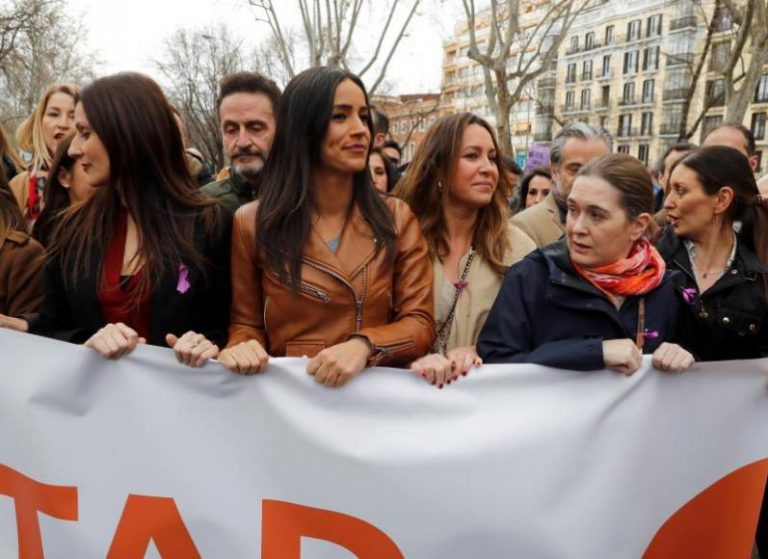 Feministas rojos y morados expulsan a los feministas (naranjas) Ciudadanos del 8M