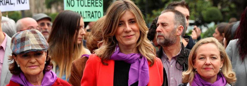 FOTOGRAFÍA. MADRID (ESPAÑA), 08.03.2020. La vicepresidente de Gobierno de coalición, Carmen Calvo (i) junto a Begoña Gómez (c). Efe