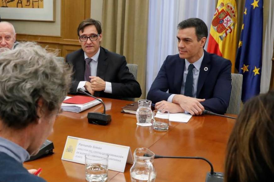 FOTOGRAFÍA. MADRID (ESPAÑA), 09.03.2020. Pedro Sánchez (d), acompañado por el ministro de Sanidad, Salvador Illa (i), y el director del Centro de Coordinación de Alertas y Emergencias Sanitarias. Efe