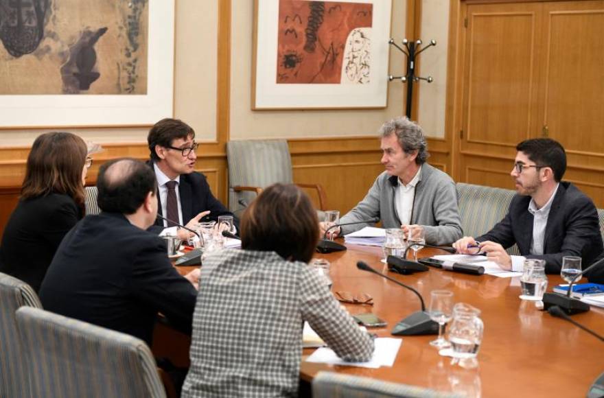 FOTOGRAFÍA. MADRID (ESPAÑA), 1.02.2020. El ministro de Sanidad, Salvador Illa (i), junto al director del Centro de Coordinación del Centro de Alertas y Emergencias Sanitarias. Efe