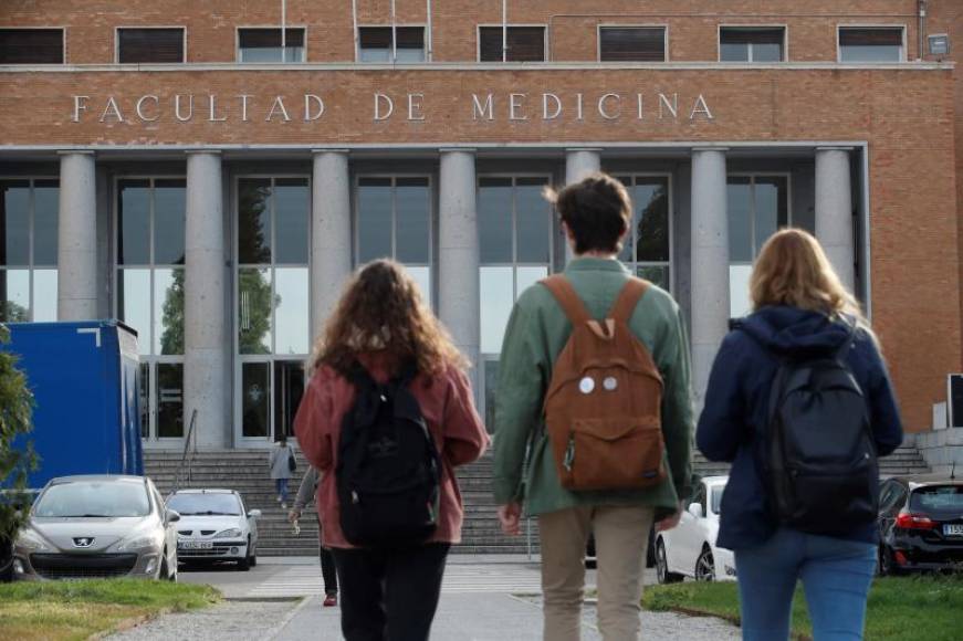 FOTOGRAFÍA. MADRID (ESPAÑA), 10.03.2020. Varios alumnos se dirigen a la facultad de Medicina en la Universidad Complutense, este martes en Madrid. Efe