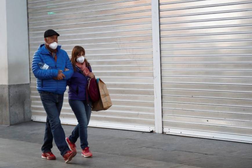 FOTOGRAFÍA. MADRID (ESPAÑA), 13.03.2020. Dos personas caminan por la Gran Vía de Madrid este viernes. La Comunidad de Madrid cerrará a partir de este sábado y hasta el 26 de marzo. Efe