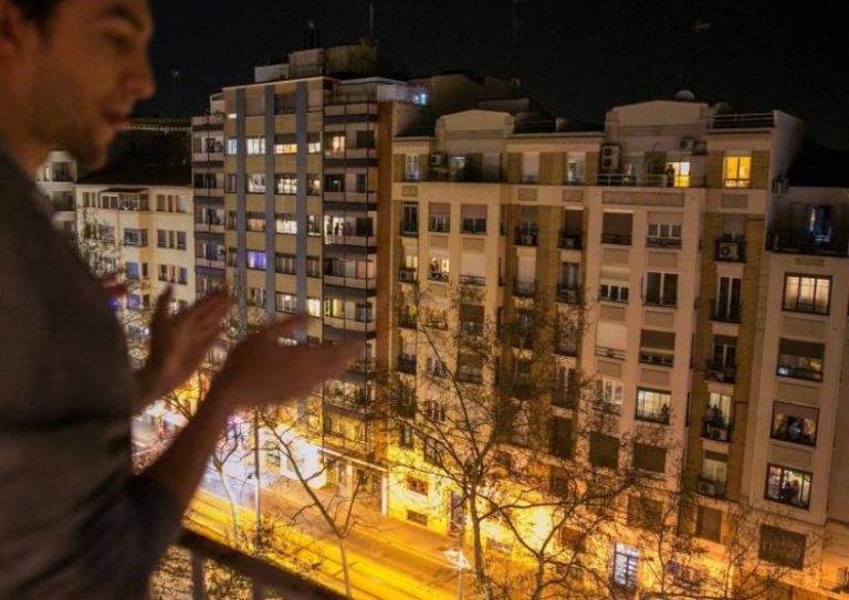Agradecen desde sus balcones con «valientes» a los sanitarios ante coronavirus en España