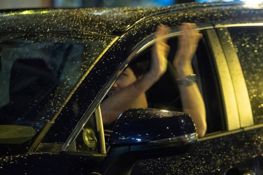 FOTOGRAFÍA. MADRID (ESPAÑA), 15.03.2020. Un hombre aplaude desde su coche para agradecer a los sanitarios la labor que están realizando en relación con el coronavirus. Efe
