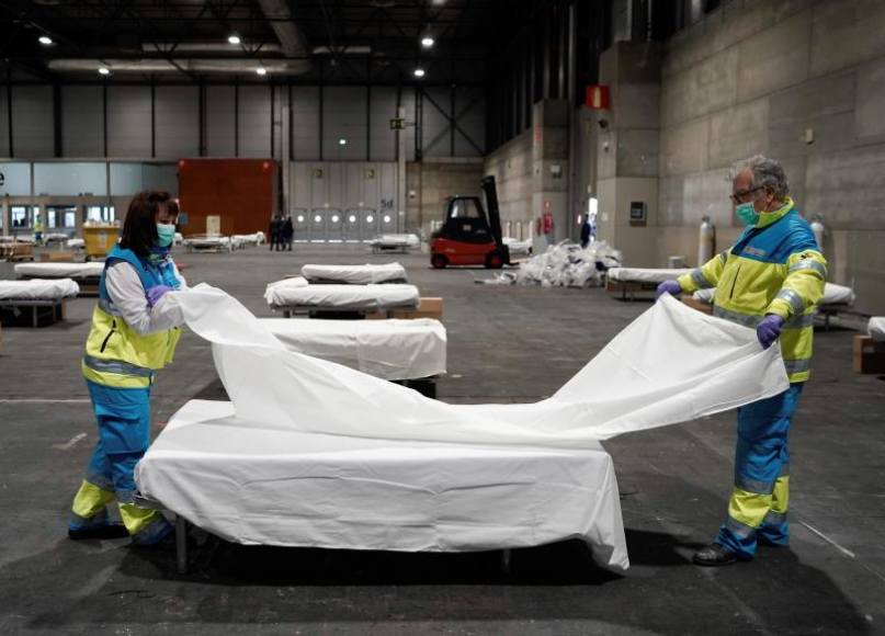 FOTOGRAFÍA. MADRID (ESPAÑA), 22.03.2020. Personal sanitario prepara camas en uno de los pabellones del recinto ferial Ifema, que se preparan para albergar 1.396 camas.Efe