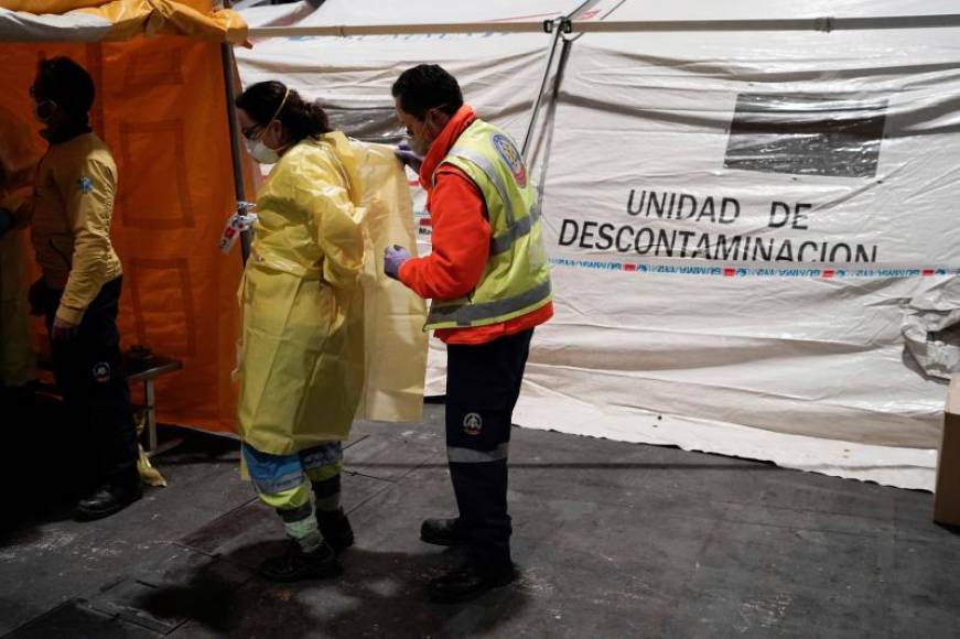 FOTOGRAFÍA. MADRID (ESPAÑA), 22.03.2020. Personal sanitario se prepara en uno de los pabellones del recinto ferial Ifema, que se preparan para albergar 1.396. Efe