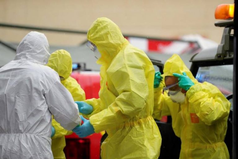 Tragedia COVID-19 en España: Tres de cada 10 casos son sanitarios y más son mujeres